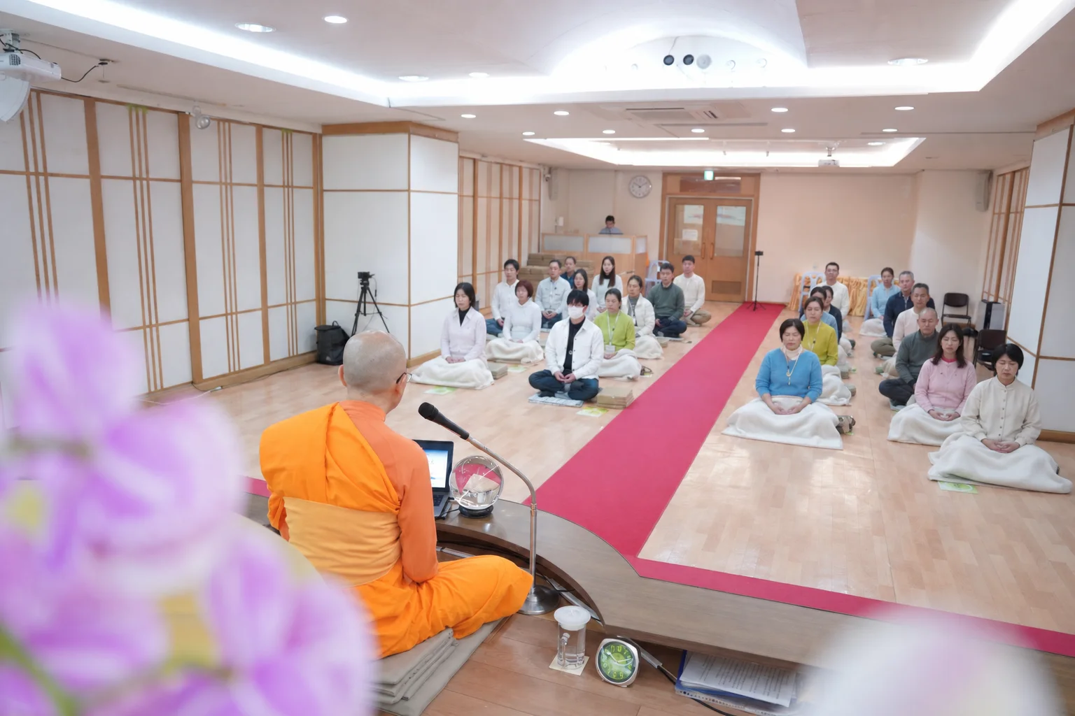Wide illustrative view of a meditation gathering at Wat Phra Dhammakaya Tokyo